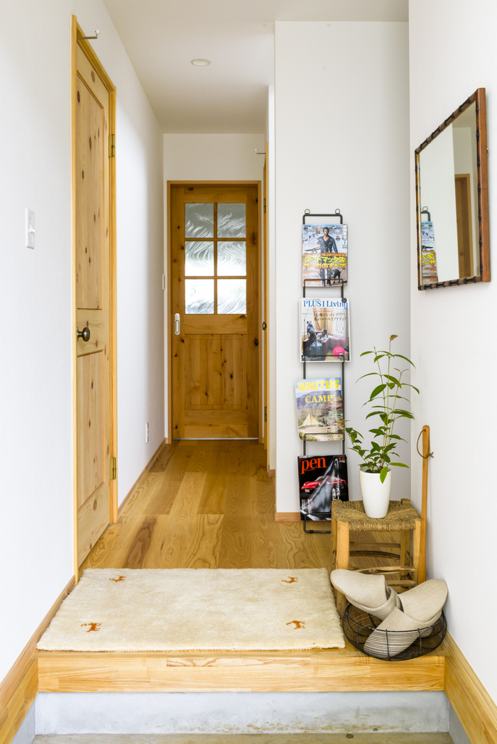 アッシュ材の3層フローリングのエントランス