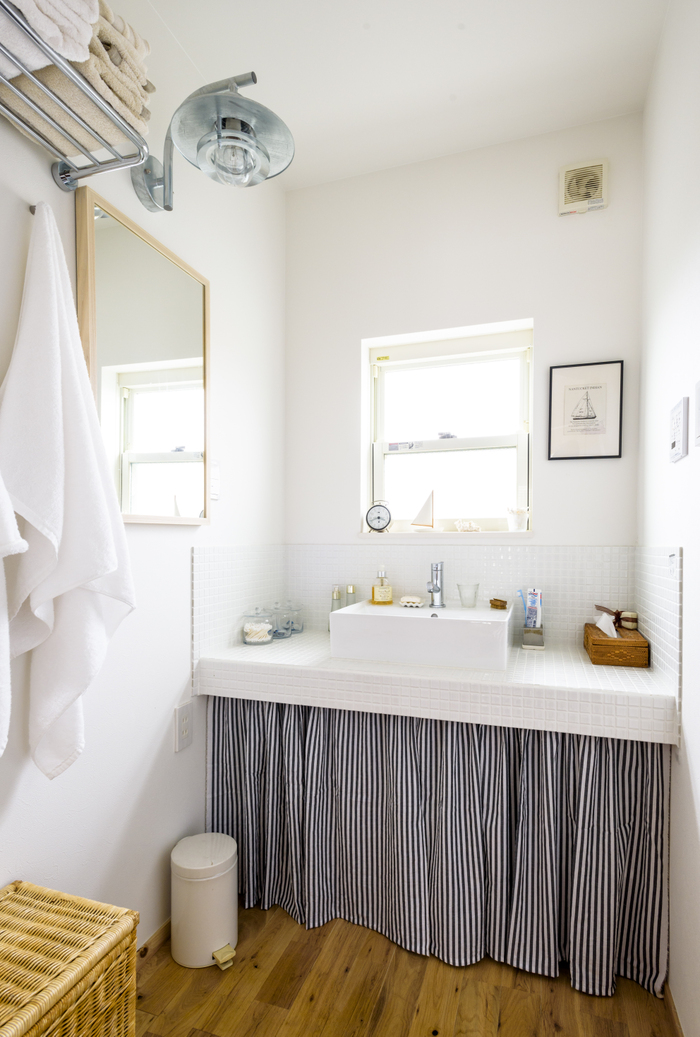 窓から光が差し込む洗面スペース