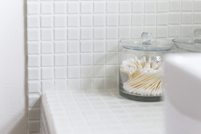 タイルが貼られたトイレカウンター
