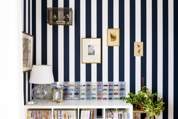 ビニール壁紙の上からストライプの輸入壁紙を張った仕事部屋