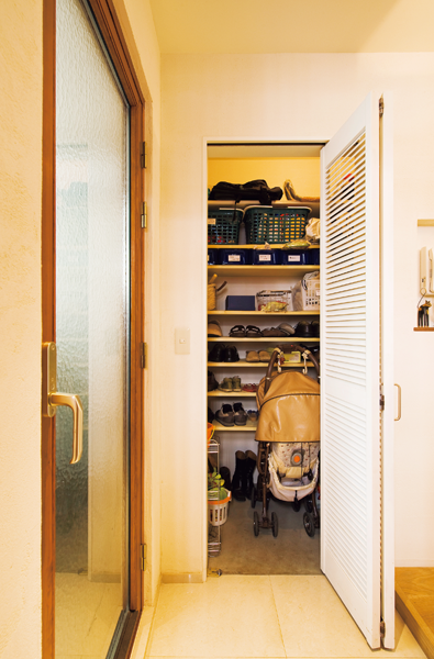 玄関のたたきから入れるシューズクローゼットは狭小住宅でも役立つ