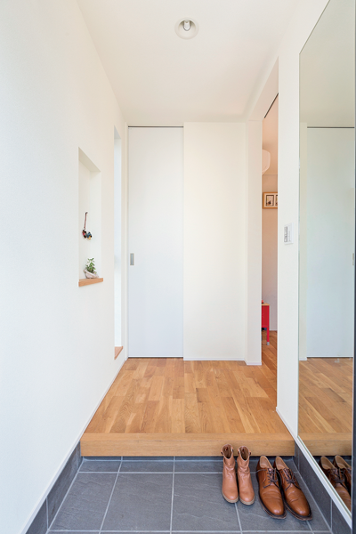 靴箱を置かずにすっきりとした玄関