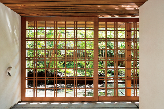 格子戸越しに見える緑が美しい駐車スペース""