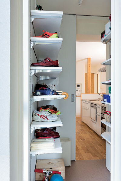 玄関ホールにつなげたシューズクローゼット