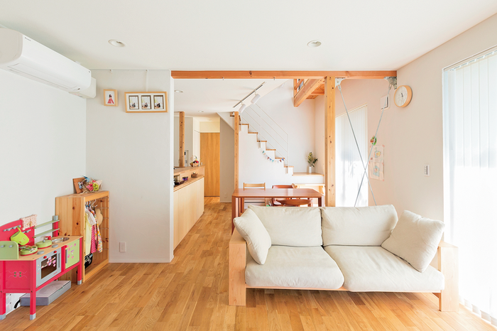 快適さを重視して内装材にこだわったリビング