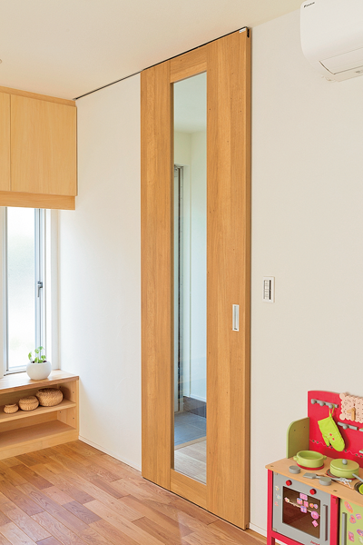 天井まで届くサイズが魅力の引き戸