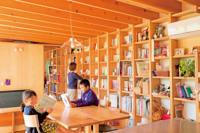 収納力のある本棚があるLDK""