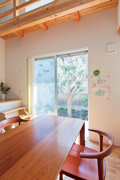 日除けに効果的な2階のバルコニーを兼ねた深いひさし