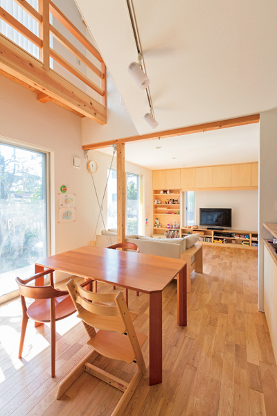おおらかな吹き抜けの空間のダイニング