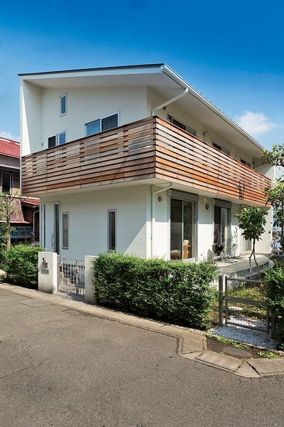 南に向けて傾斜させた屋根が特徴の外観