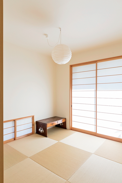 地窓から気持ちのいい風が入っくる和室