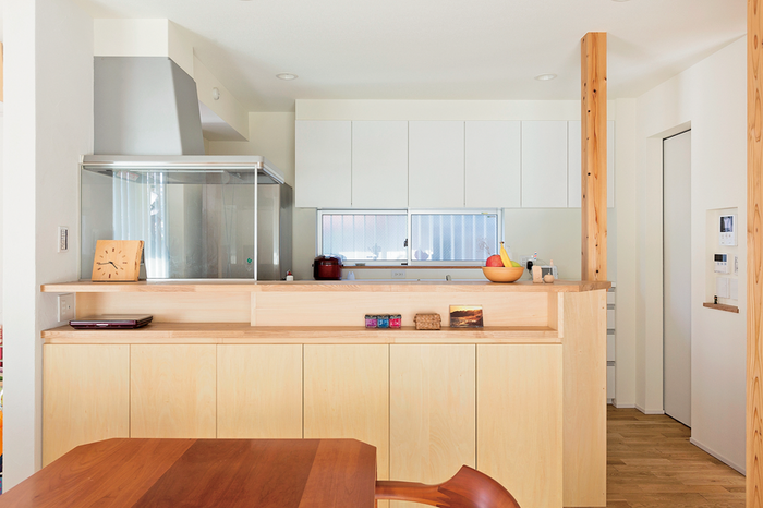 家事中も子供の様子が目に見える対面式キッチン