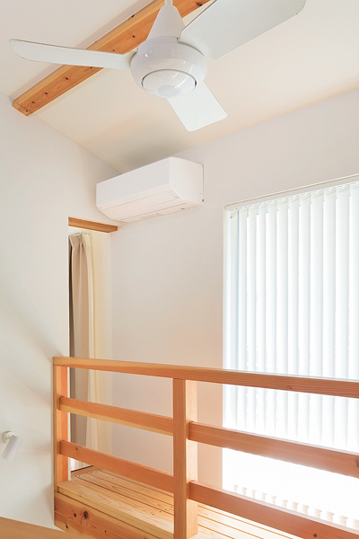 吹き抜けの上にあるシーリングファンとエアコン