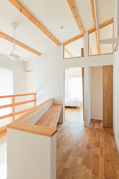 吹き抜けの開放感を味わえるファミリーコーナー