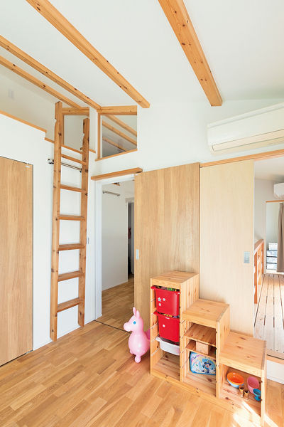 天井高を生かした収納にもベッドにもなるロフト