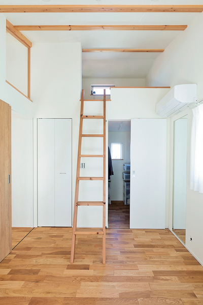 寝室にある収納力たっぷりの納戸がわりのロフト