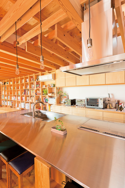 ステンレストップのアイランドカウンターのあるキッチン""