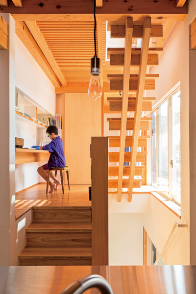 オープンな階段ホールを利用したスタディスペース""