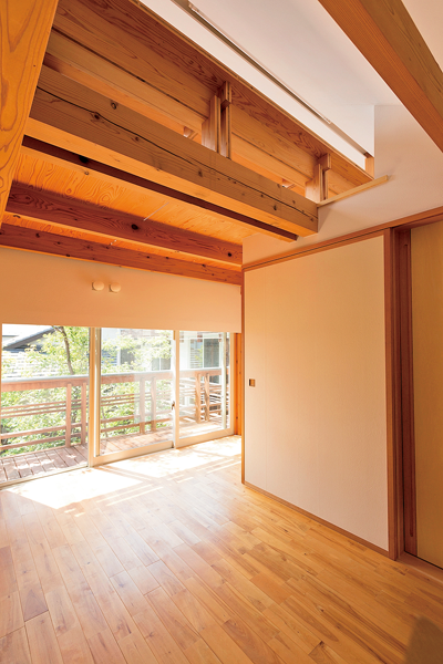 中庭に面した吹き抜けのある寝室""