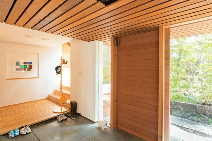 天井いっぱいの引き戸がある開放的な玄関""