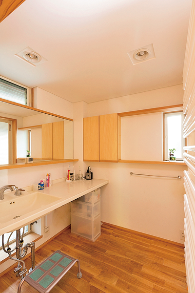 高窓や地窓を活用した洗面室""