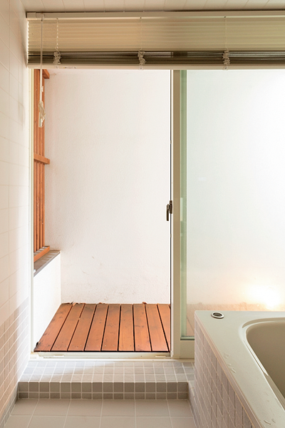 風通しがよく、明るい浴室""