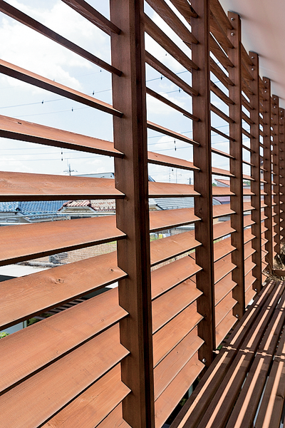 ルーバーの角度を工夫したフェンス""