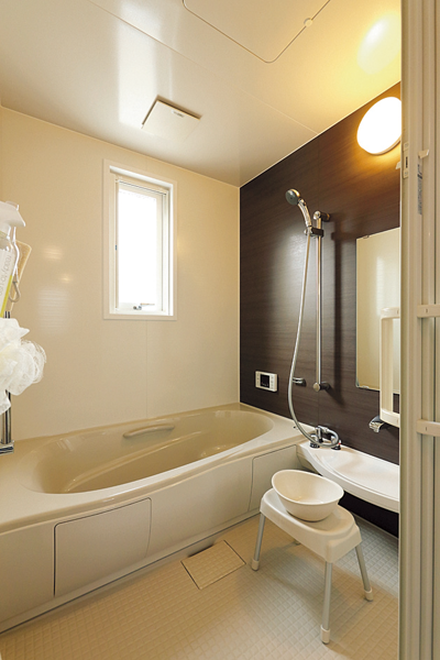 グレー基調のタイル調クッションフロアの床の浴室