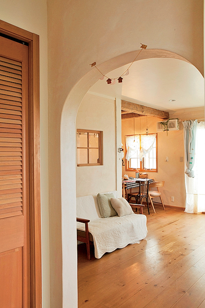 面室前のアーチ越しのリビング
