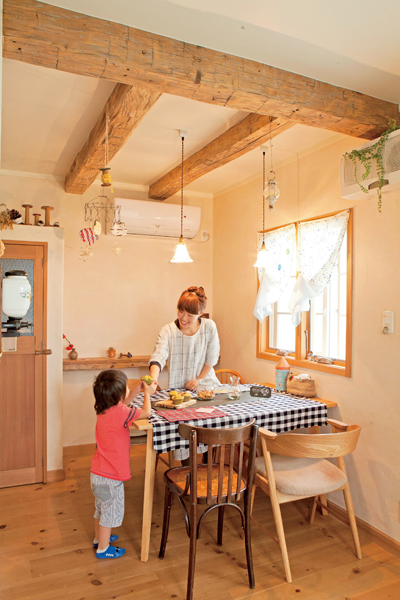 アンティークのランプや雑貨が似合うダイニング