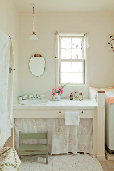 エレガントで清潔感のある白基調の洗面台