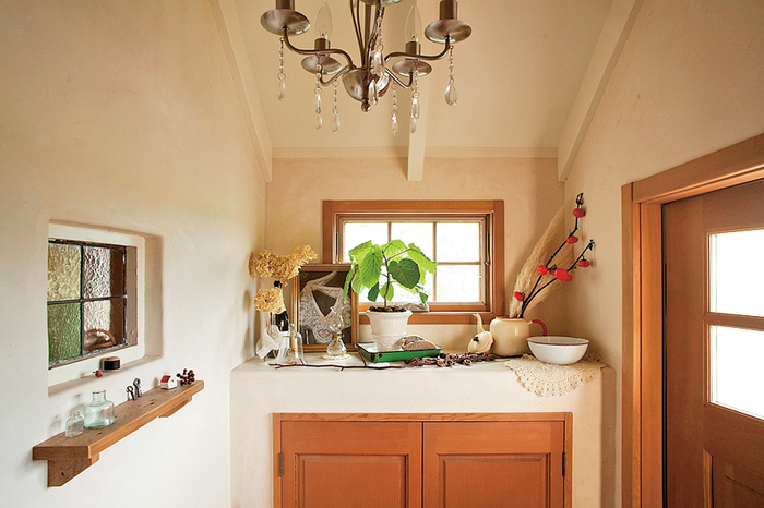 三角屋根を生かした勾配天井とステンドグラス入りの壁