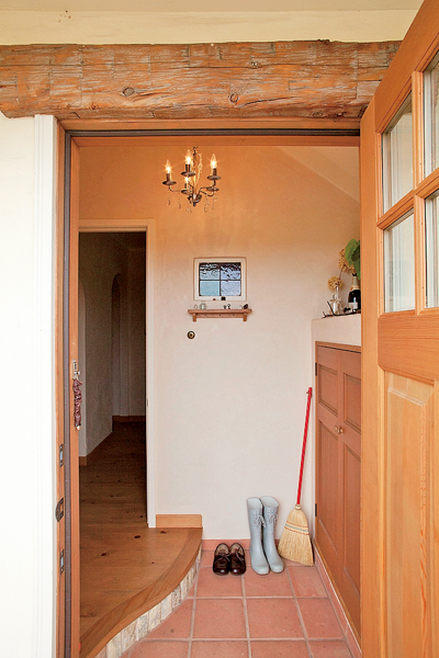 テラコッタタイルを敷いた玄関ドア