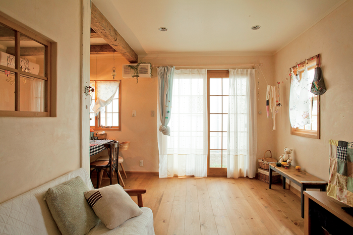 ヨーロッパの田舎家のような色合いのリビング