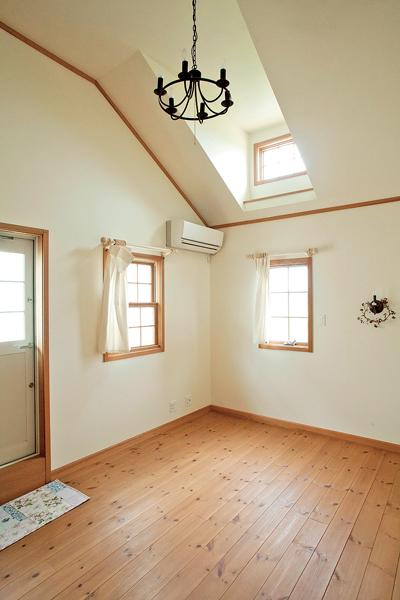 勾配天井と高窓からの光が快適な山小屋風の寝室