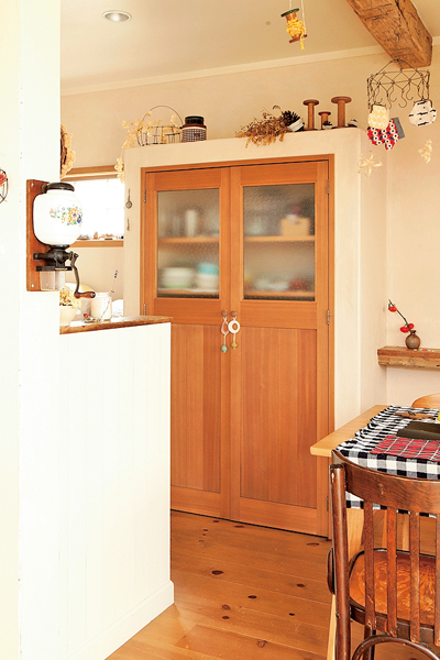 壁面に造作したレトロなカップボード