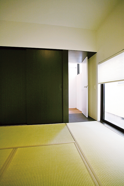 ”入り口部分の壁と天井は黒くペイント"