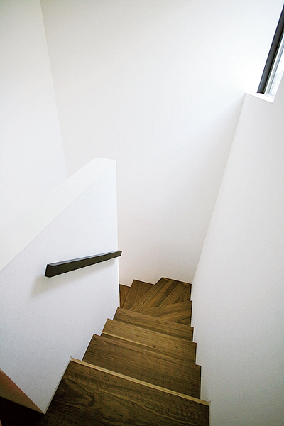 階段はオープンなつくりにせず壁で仕切ったキッチン