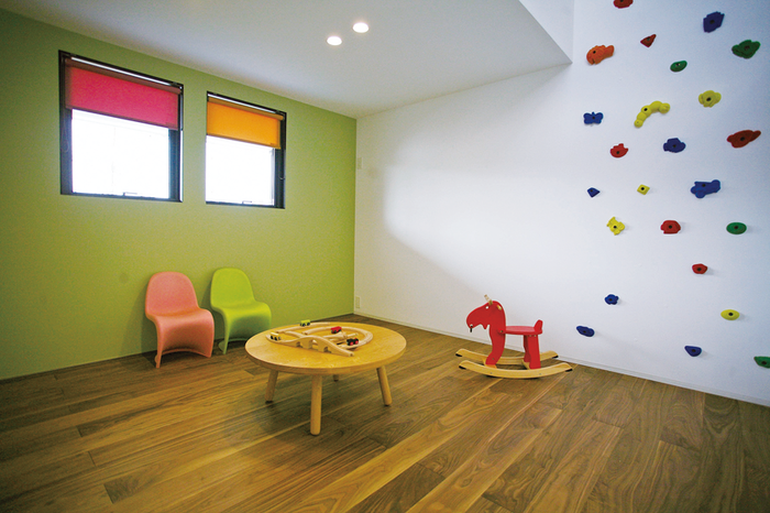 ロフトの下に秘密基地にもぐり込むワクワク感を演出