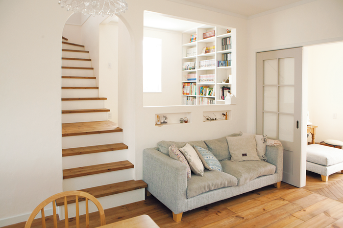 ソファ後ろの中2階の部屋があるリビング