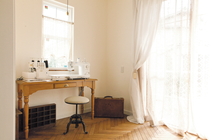 ヘリンボーン張りの床の心地いいアトリエ