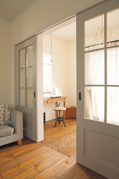 グレーの引き戸で仕切ったアトリエ