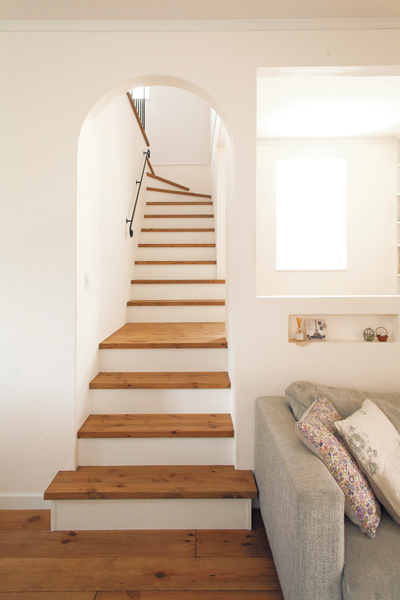 アーチの高さや曲がり具合にこだわった無垢材としっくいの階段