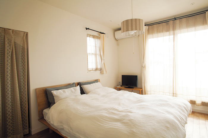 ブラウン&ベージュのトーンでまとめた寝室