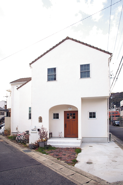 通りに面した窓がアクセントの外観