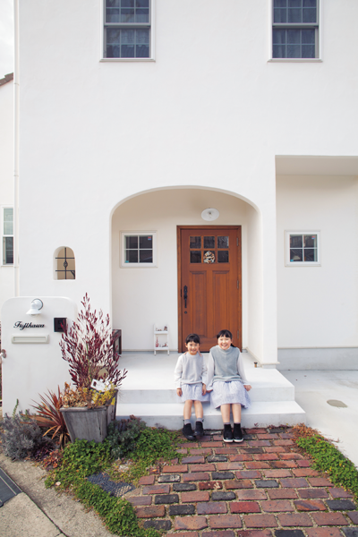 アンティークレンガのアプローチがかわいい外観