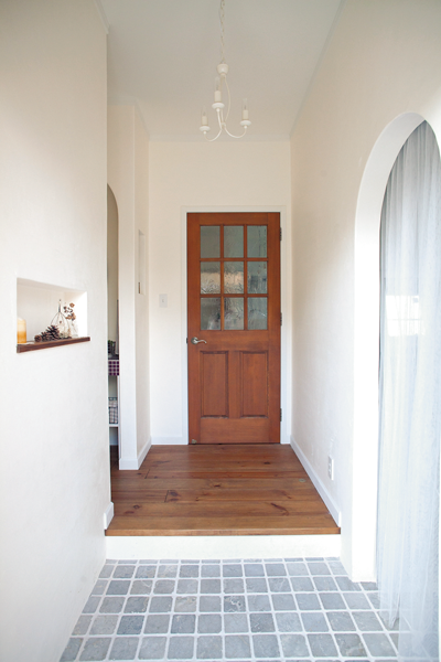 天然大理石のタイルのたたき台が風合い豊かな玄関