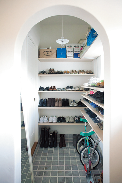 外遊びの道具も置けるシューズクローゼット