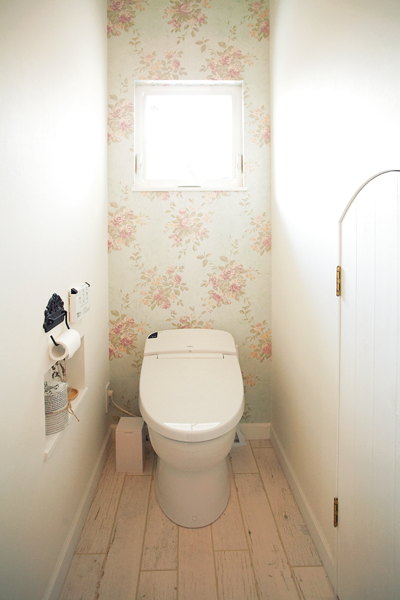 花柄の壁紙がおしゃれなトイレ