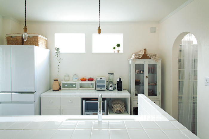 窓を設けて明るいキッチン